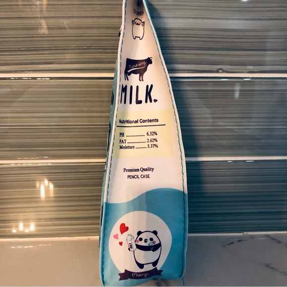 Bundle of 3 Scholastic Books plus Small Pencil Case - Picture 8 of 8